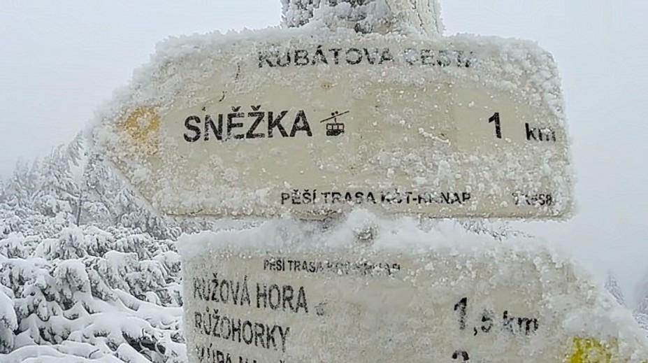 V silnom vetre šliapal na Sněžku a sníval o teplom jedle. Keď uvidel ceny, prešla ho chuť – čaj za 4 eurá ho dorazil