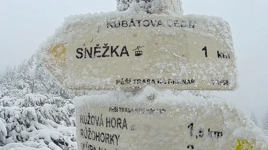 V silnom vetre šliapal na Sněžku a sníval o teplom jedle. Keď uvidel ceny, prešla ho chuť – čaj za 4 eurá ho dorazil