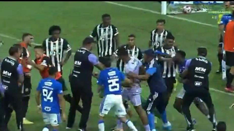 VIDEO: Divočina v Brazílii. Pri hromadnej bitke rozhodca rozdal rekordný počet kariet