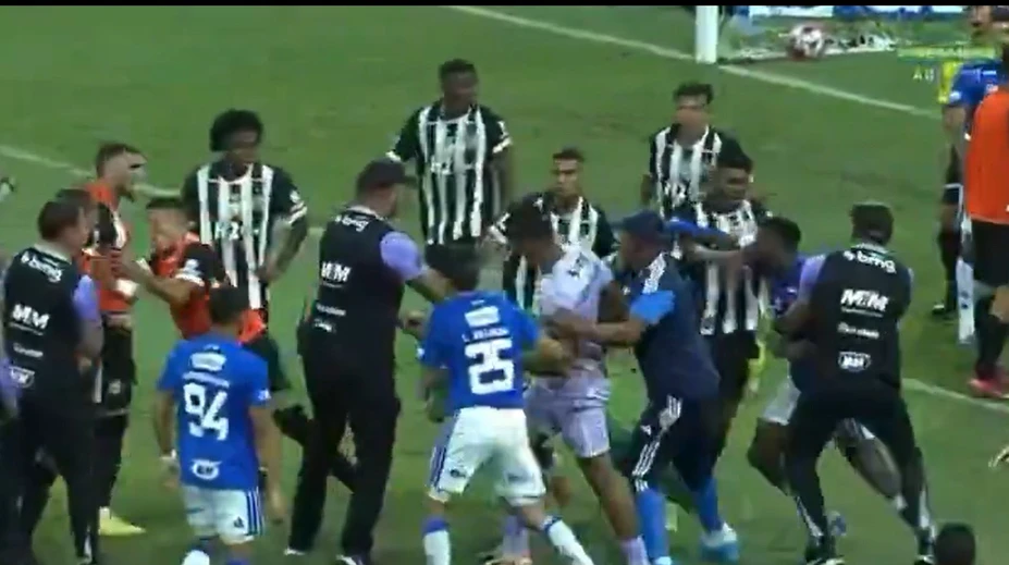VIDEO: Divočina v Brazílii. Pri hromadnej bitke rozhodca rozdal rekordný počet kariet