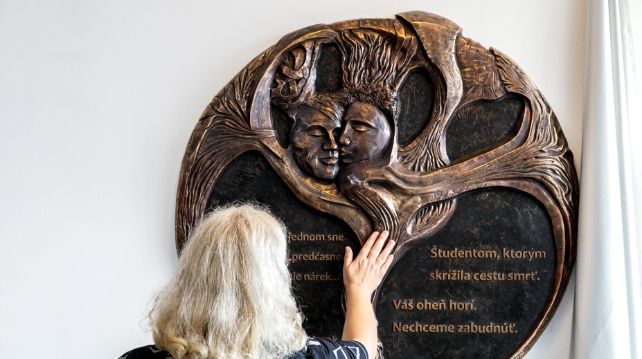 Skrýva dojemné posolstvo. Obetiam tragédie na Zochovej zástavke odhalili spomienkovú tabuľu