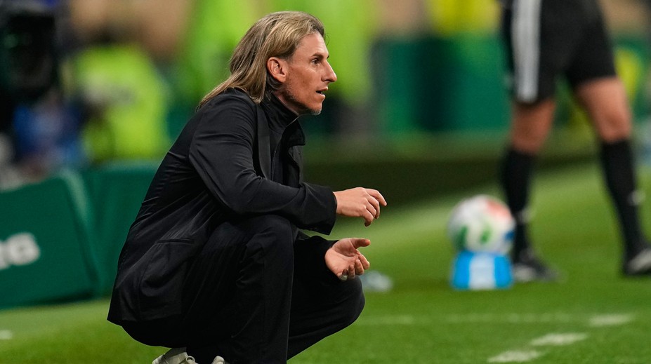 Jeho defenzíva bola takmer nepriepustná, krajine zariadil štátny sviatok. Po MS skončil ďalší kouč