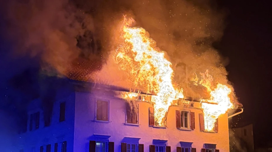 Peklo vo veľkom bytovom dome. Požiar usmrtil dvoch ľudí, ďalší sú nezvestní