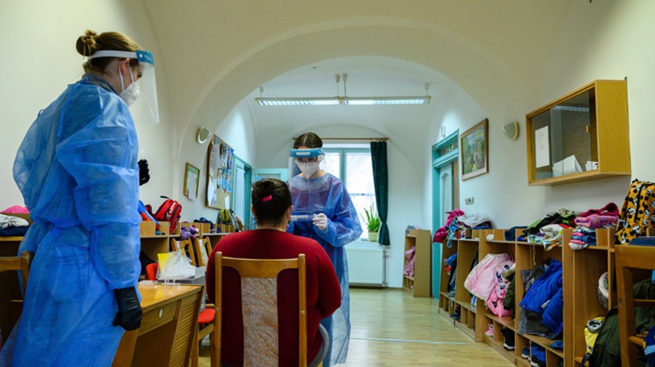 Na trasovaní kontaktov na regionálnych úradoch pracuje už 820 osôb