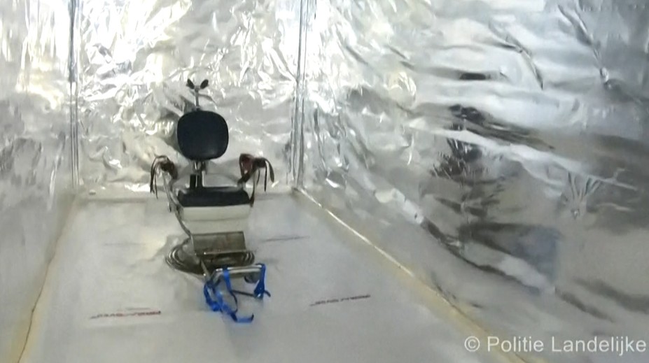 Desivý objav polície: V moderných mučiarniach boli skalpely, putá i zubárske kreslo