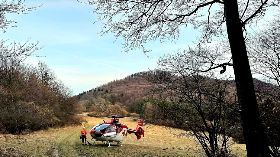 Dramatická nedeľa pri Trenčíne. Dvojica mužov narazila so štvorkolkou do stromu