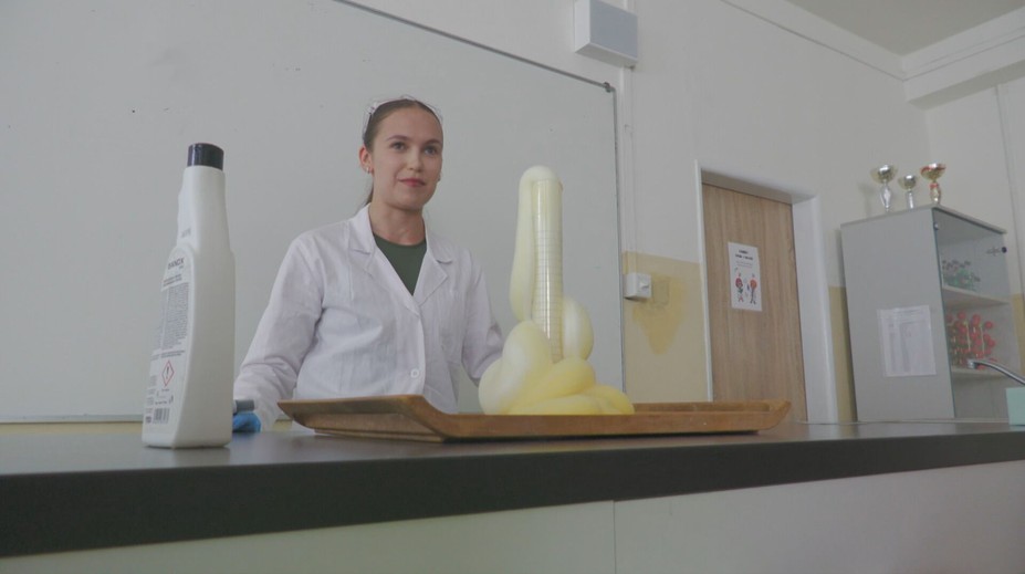 Má len bakalára, no už učí na základnej škole. Takto chcú riešiť nedostatok učiteľov