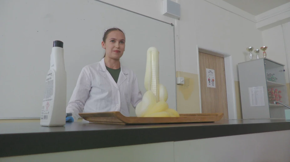 Má len bakalára, no už učí na základnej škole. Takto chcú riešiť nedostatok učiteľov