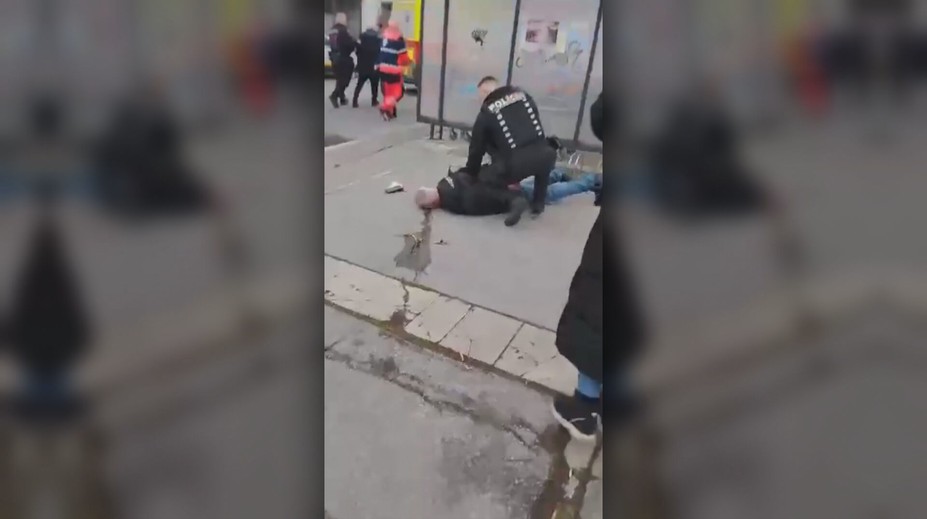 Expolicajt mal v Bratislave bodnúť muža do brucha. Máme video zo zatýkania útočníka