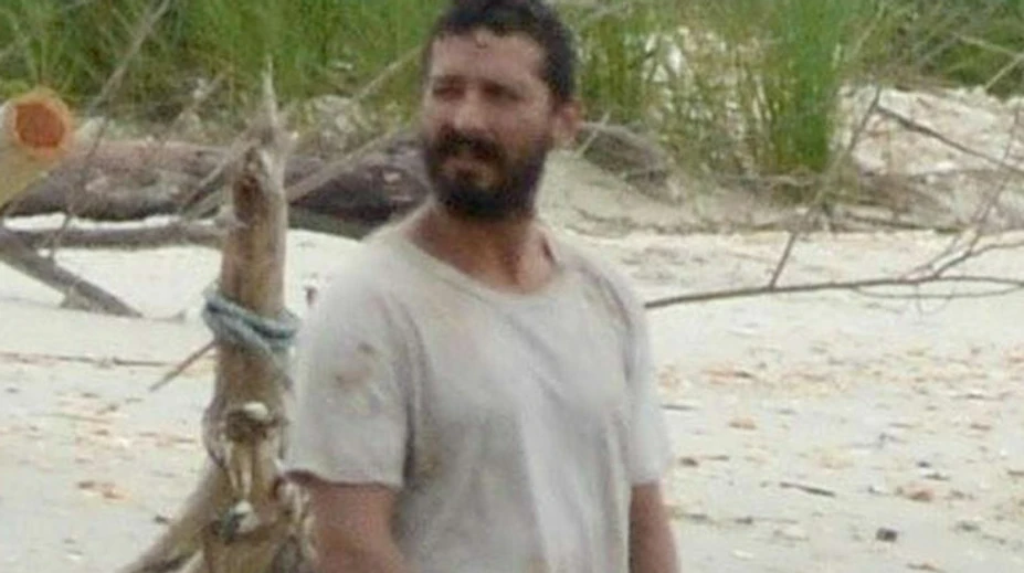 Shia LeBeouf s hviezdou 50 Shades of Grey na ostrove: Vytiahol ho a vycikal sa do mora
