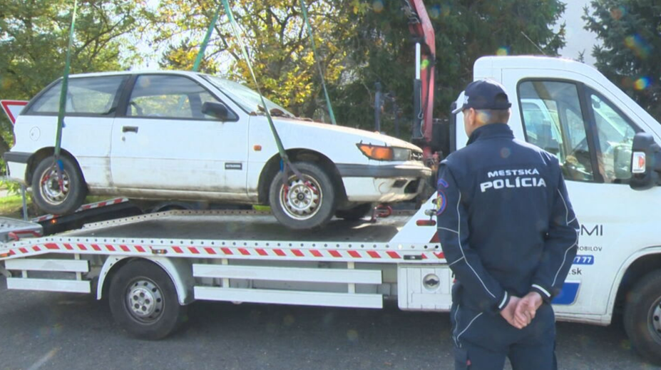 Leviciam dochádza trpezlivosť s vrakmi. Nepojazdné autá odtiahli do obce vzdialenej 130 kilometrov