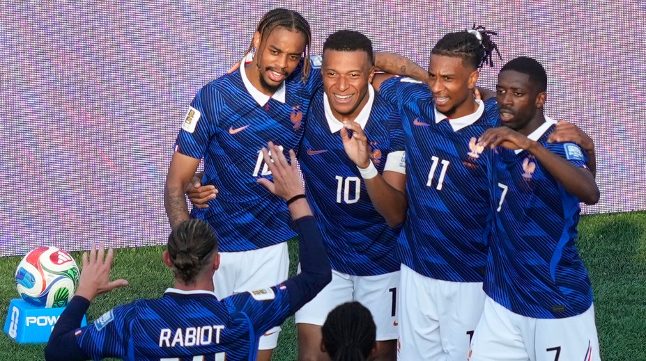 Francúzsko nedopustilo prekvapenie a postúpilo. Rekordér Mbappe s dvomi gólmi, skóre mohlo byť aj vyššie