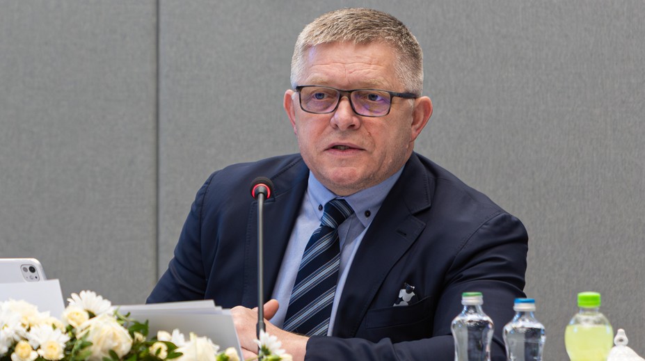 Ficov príchod na výjazdové rokovanie sprevádzala potýčka. Do konfliktu sa dostal podporovateľ vlády a jej odporcovia