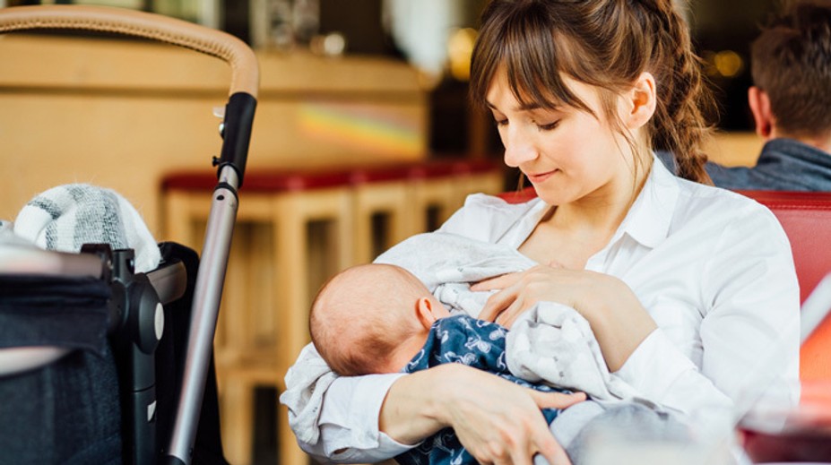 Ochrankár v banke vyhodil dojčiacu matku aj s dieťaťom na ulicu. Podľa neho sa odhaľovala