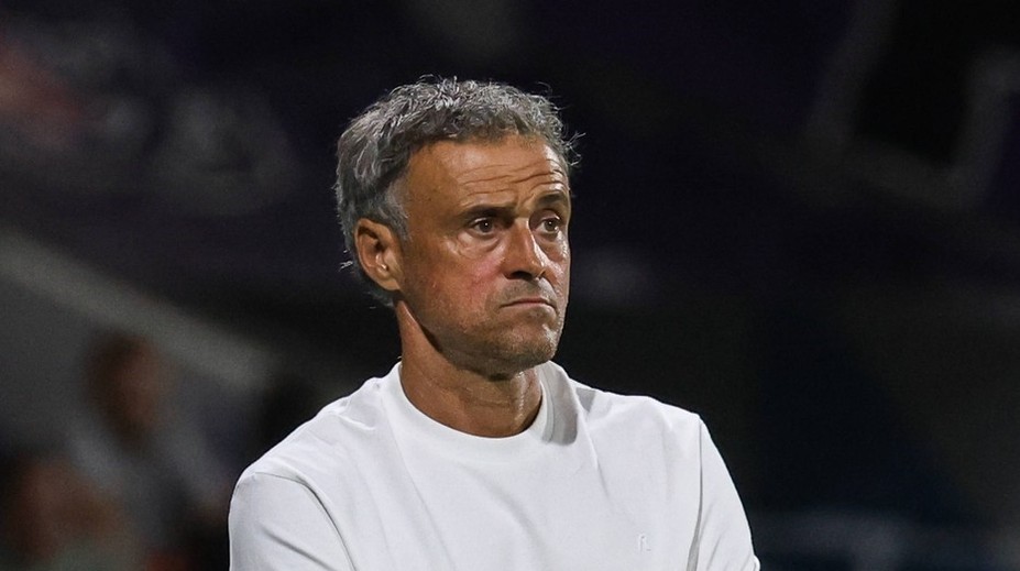 Pauzu od klubového futbalu mu znepríjemnila nehoda na bicykli. Tréner PSG si zlomil kľúčnu kosť