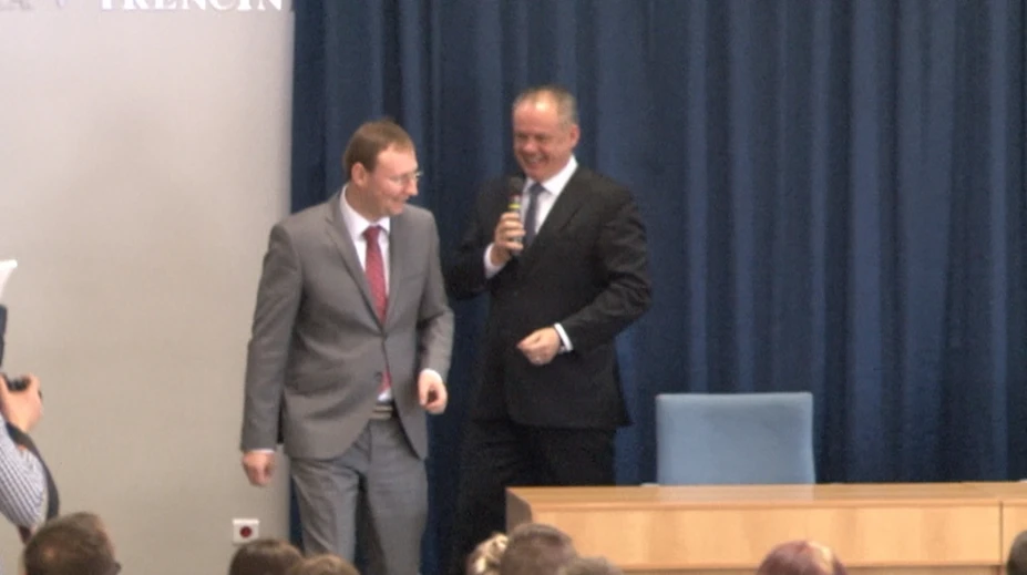 Prezident navštívil Trenčiansku univerzitu. Usadil rektora a pochválil sa kurióznou príhodou