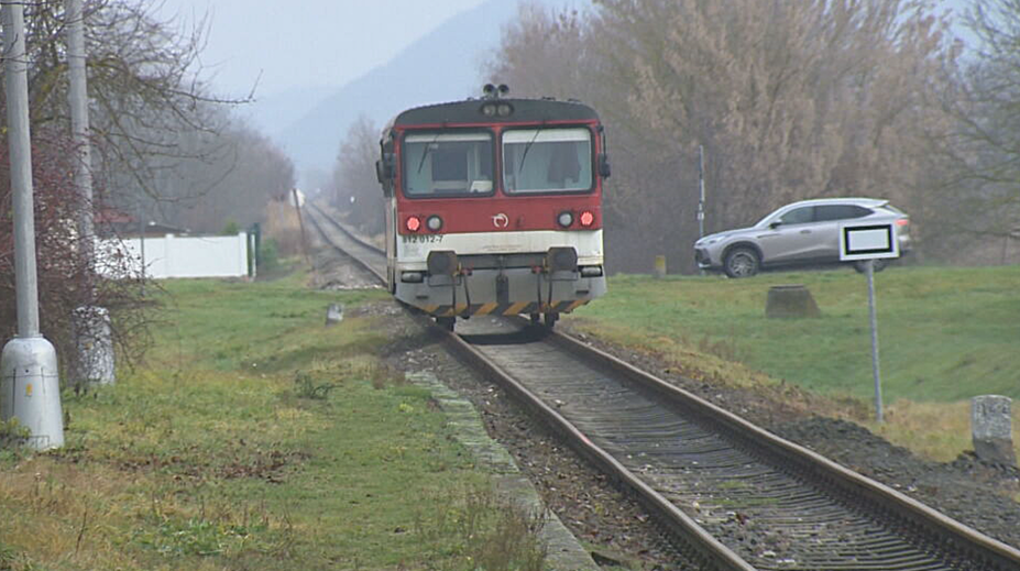Znovu zrušené spojenia: Trať medzi západom a stredom Slovenska opäť utíchne, obyvatelia spisujú petíciu