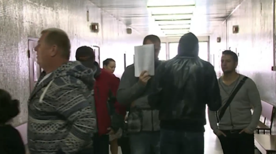 Košickí policajti, ktorí mali šikanovať rómskych chlapcov, sa opäť postavia pred súd