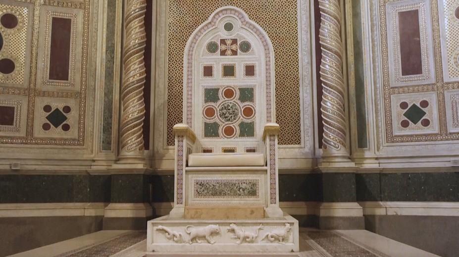 Pápežský trón nie je iba obrazné pomenovanie, skutočne existuje. Pozreli sme sa naň zblízka