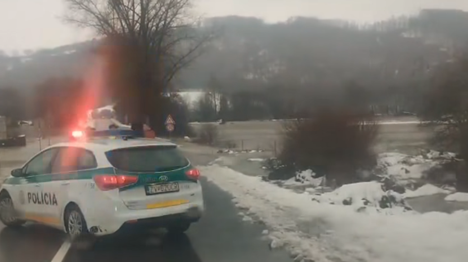 Niektoré cesty v okolí Zvolena sú uzavreté. V blízkosti prerušili aj vlakovú dopravu