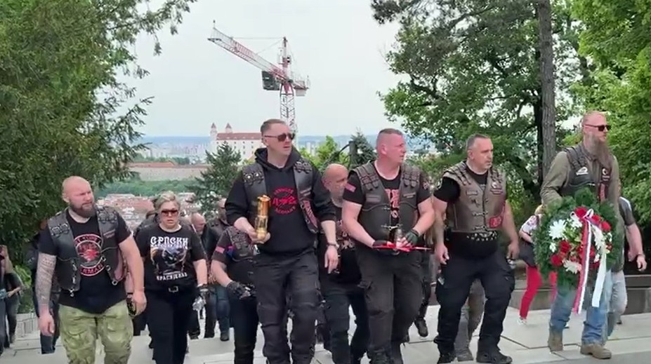 VIDEO: Proputinovský motorkársky gang Noční vlci dorazil na Slavín. Čakali ich tam zástancovia Ukrajiny