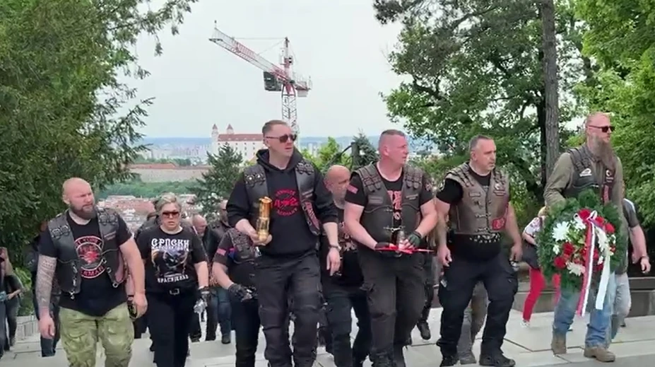 VIDEO: Proputinovský motorkársky gang Noční vlci dorazil na Slavín. Čakali ich tam zástancovia Ukrajiny