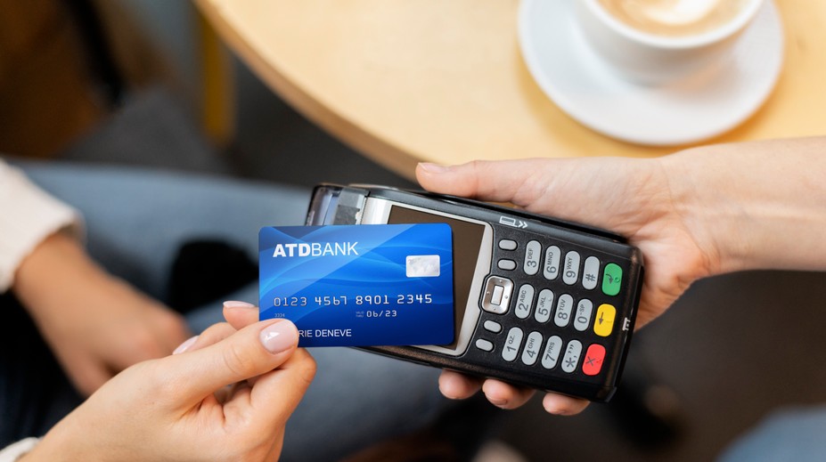 Čašníci tvrdia, že ľudia pri platbe kartou nechávajú menšie tringelty. Zmeniť to majú špeciálne terminály