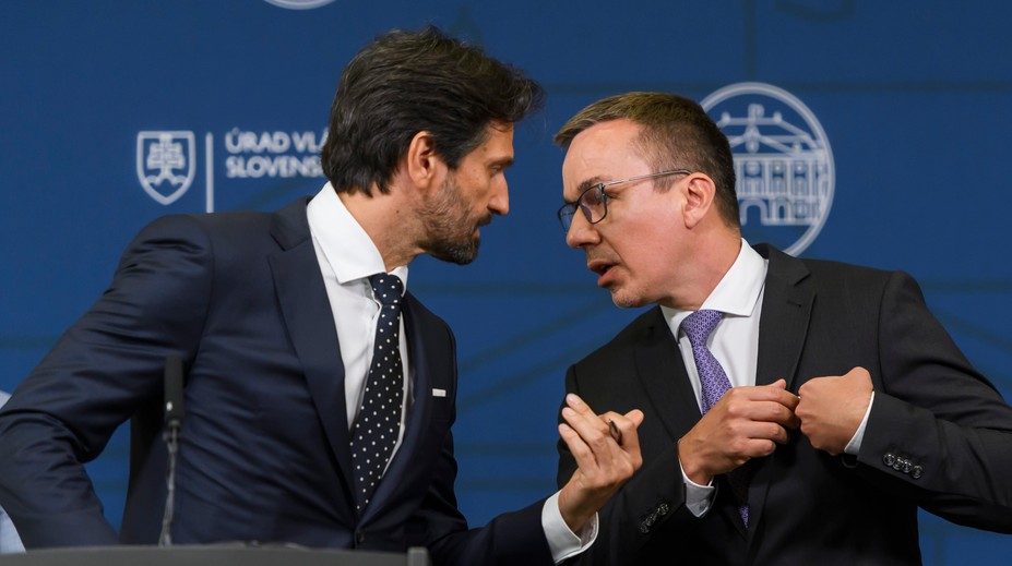 Hlas chce zmraziť paušálne náhrady ministrov. U Kaliňáka sa nestretol s pochopením