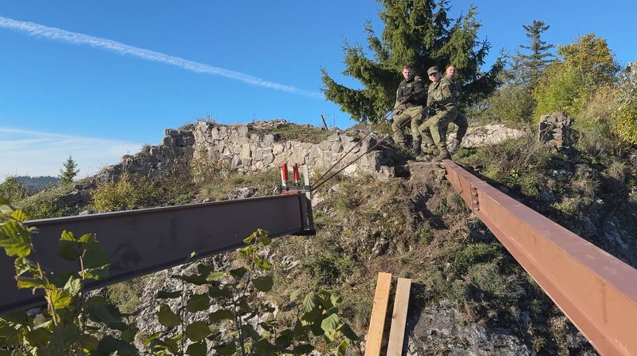 Bez žeriavu a s rebríkom: Dobrovoľníci obnovovali najvyššie položený hrad v strednej Európe