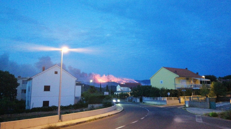 Pri chorvátskom Šibeniku vypukli dva lesné požiare