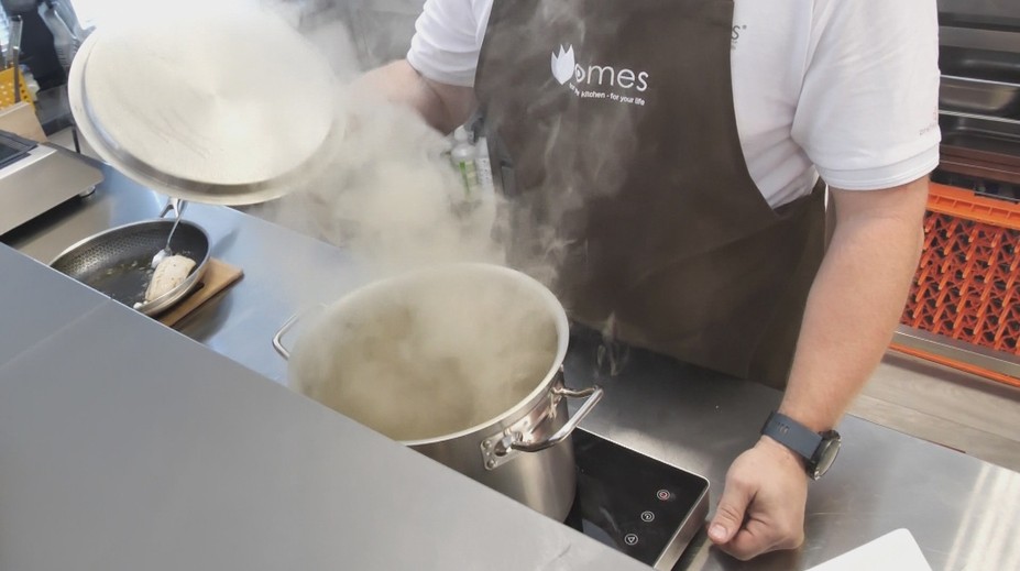 Zmarilo grilovačku počasie? Poradíme vám, ako dodať dymovú chuť mäsu hoc aj na dvojplatničke