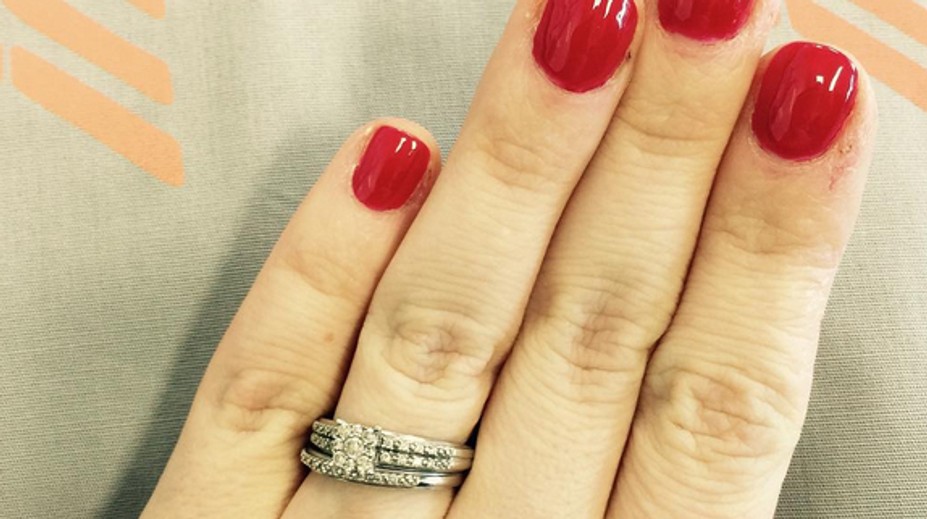 Vysmiali ju za malý drahokam na snubnom prsteni. Prečítajte si, ako ich "upratala"