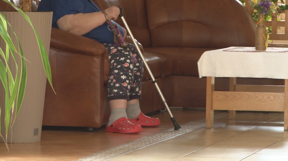 Chcú zabrániť kolapsu. Sestrám a opatrovateľkám v domovoch miesto zvyšovania platov ponúkajú ďalší stabilizačný príspevok