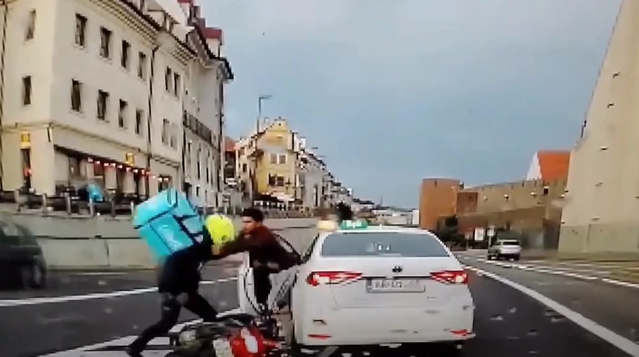 VIDEO: Pästný súboj v centre Bratislavy. Na frekventovanej ceste sa do seba pustili kuriéri