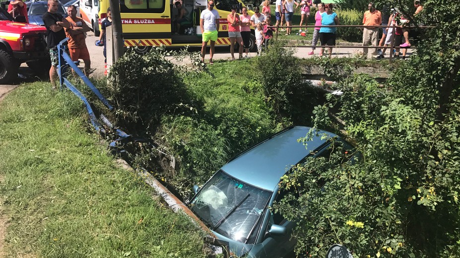 Pred kúpou testovali auto, skončili v potoku
