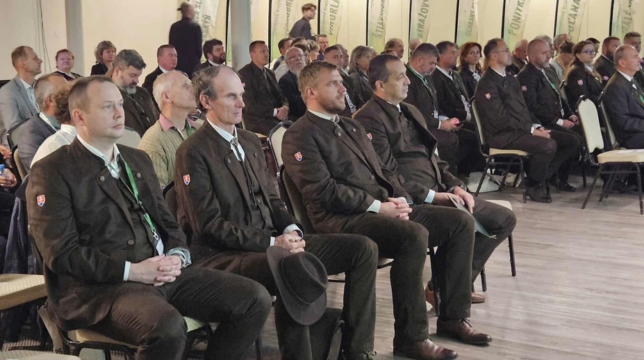 Vrchnosť z envirorezortu dostala hnedé uniformy na mieru. Poslanci hovoria o gardistoch