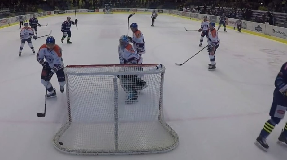 VIDEO: Strela ani netrafila bránu, no gól uznali. Rozhodcovia v českej lige sa vyznamenali