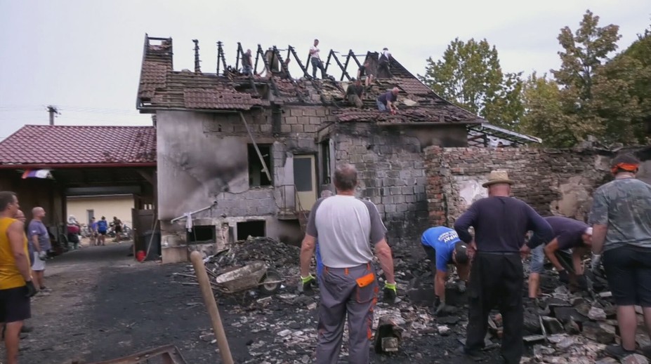 Šesťčlennej rodine zostali z domu len trosky. Po ničivom požiari prišla nečakaná vlna pomoci
