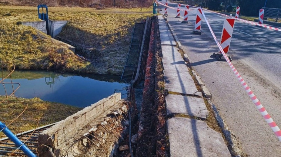Z mosta v Lučenci odpadlo zábradlie s rímsou. V meste zasadal krízový štáb