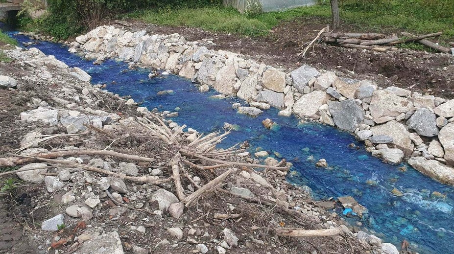 Ľudia sa nestačili čudovať, potok v Košeckom Podhradí je sfarbený do modra