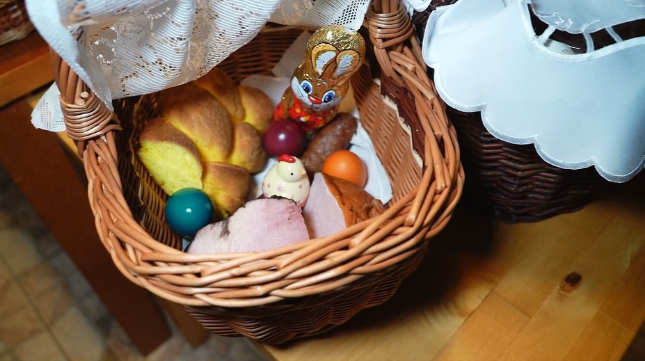 Končí sa 40-dňový pôst. Veriaci po Slovensku prichádzajú do kostolov s veľkonočnými dobrotami