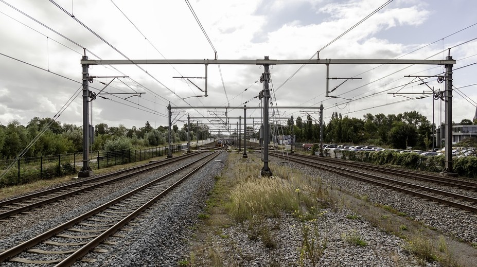 Nočná mora matky. Keď s kočíkom vystupovala z vlaku, dvere sa privreli a stroj ju vliekol ju desiatky metrov
