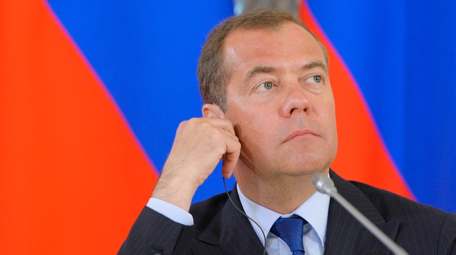 Ruská vláda na čele s Medvedevom podáva demisiu, Putin už predstavil jeho nástupcu