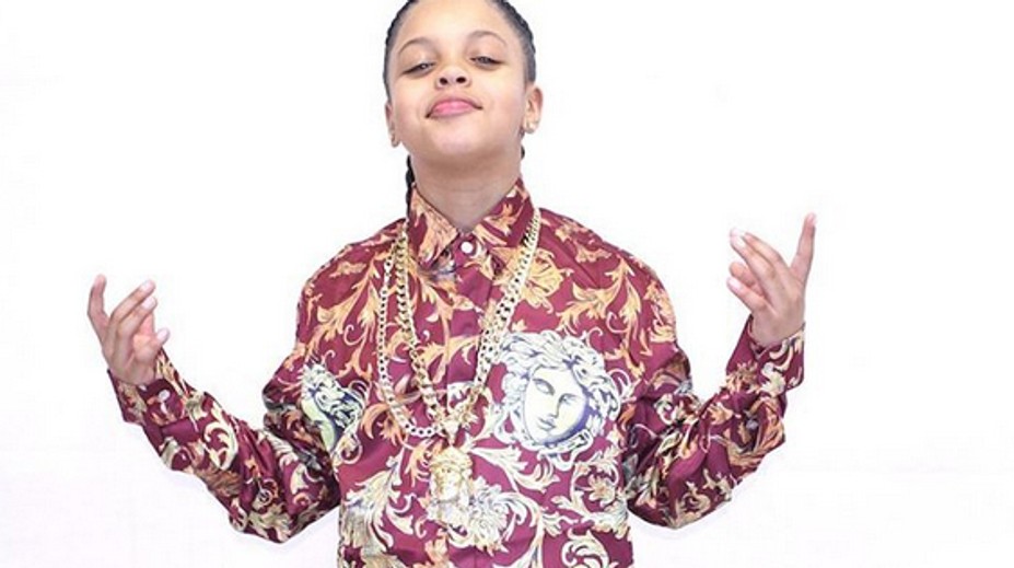 Má len 13 a už rapuje o kokaíne, peniazoch a o tom, čo by robil s prostitútkami