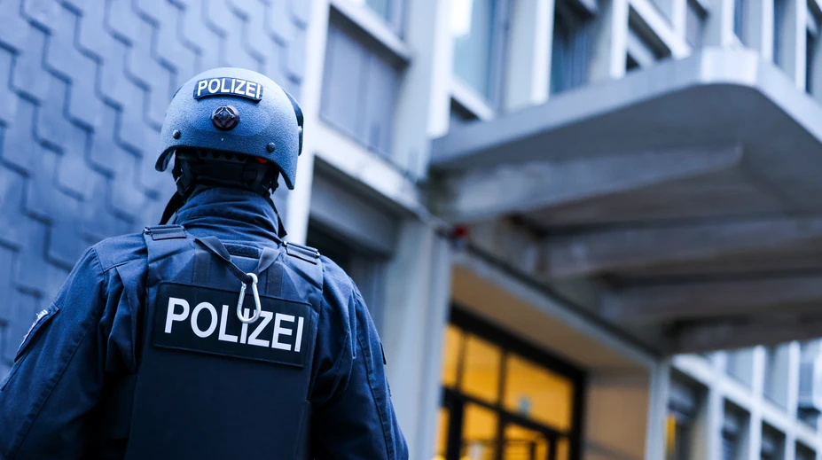 Krvavý útok na škole pri Berlíne: Medzi obeťami je mladá žena aj muž, ktorý sa jej snažil pomôcť