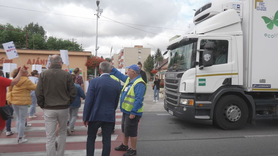 Každodenný hluk, prach, praskliny na domoch a tragédie. Obyvatelia Kolárova a okolia vyšli do ulíc