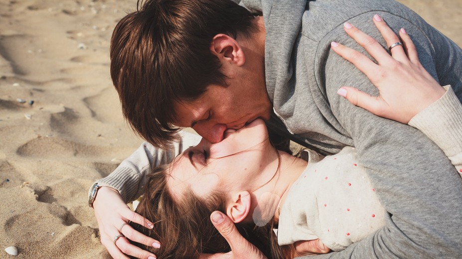 Vedci varujú: Pred pohlavnými chorobami už nie ste v bezpečí ani pri bozkávaní