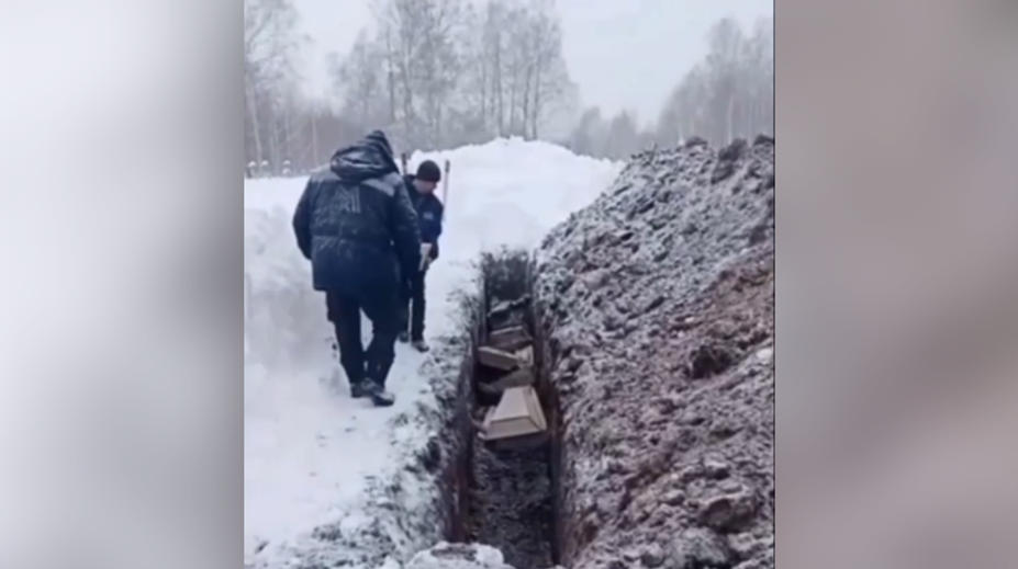 Hrozné zábery obleteli svet: Rusi hádžu svojich nahých nebožtíkov do masového hrobu ako „odpad“