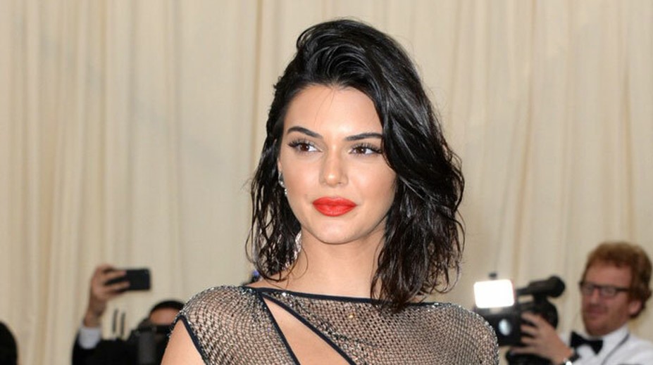 Kendall Jenner randí so známym raperom. Kim ich zachytila v intímnej chvíli