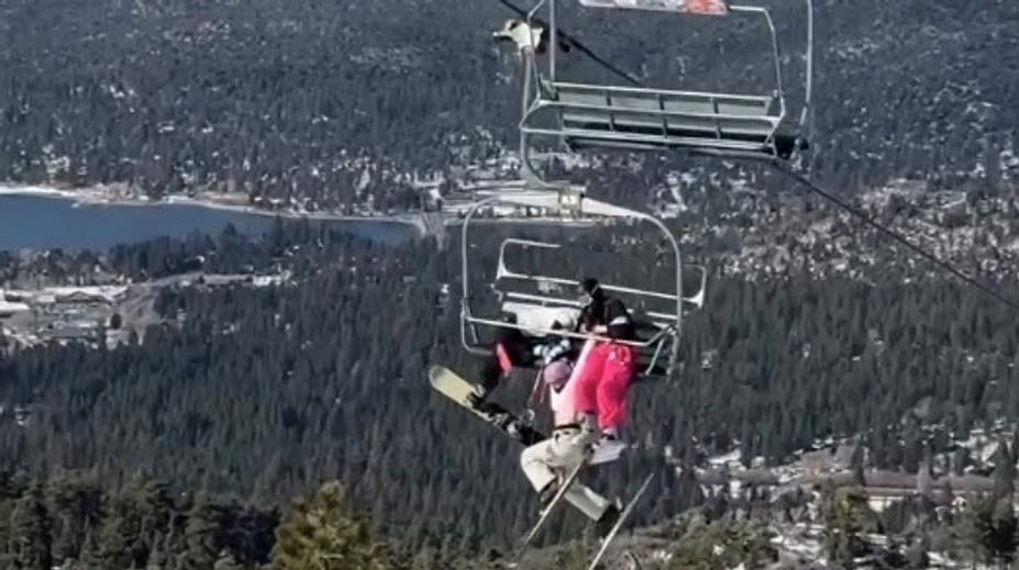 VIDEO: Žart na lanovke sa takmer skončil tragédiou. Lyžiarka zostala visieť v dvadsaťmetrovej výške